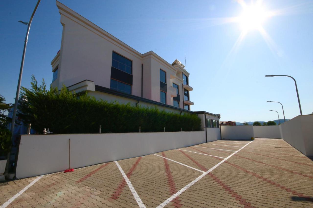 Eljos Hotel Fushe-Kruje Zewnętrze zdjęcie